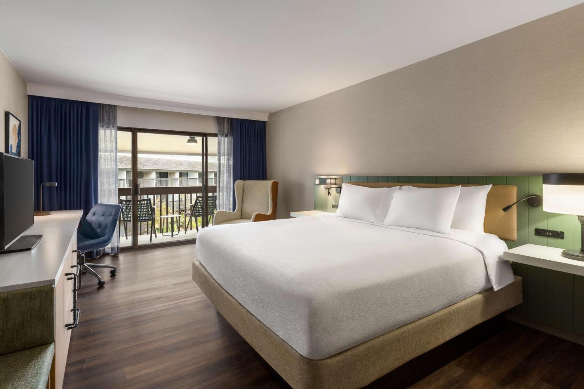 King Room with Pool View and Balcony